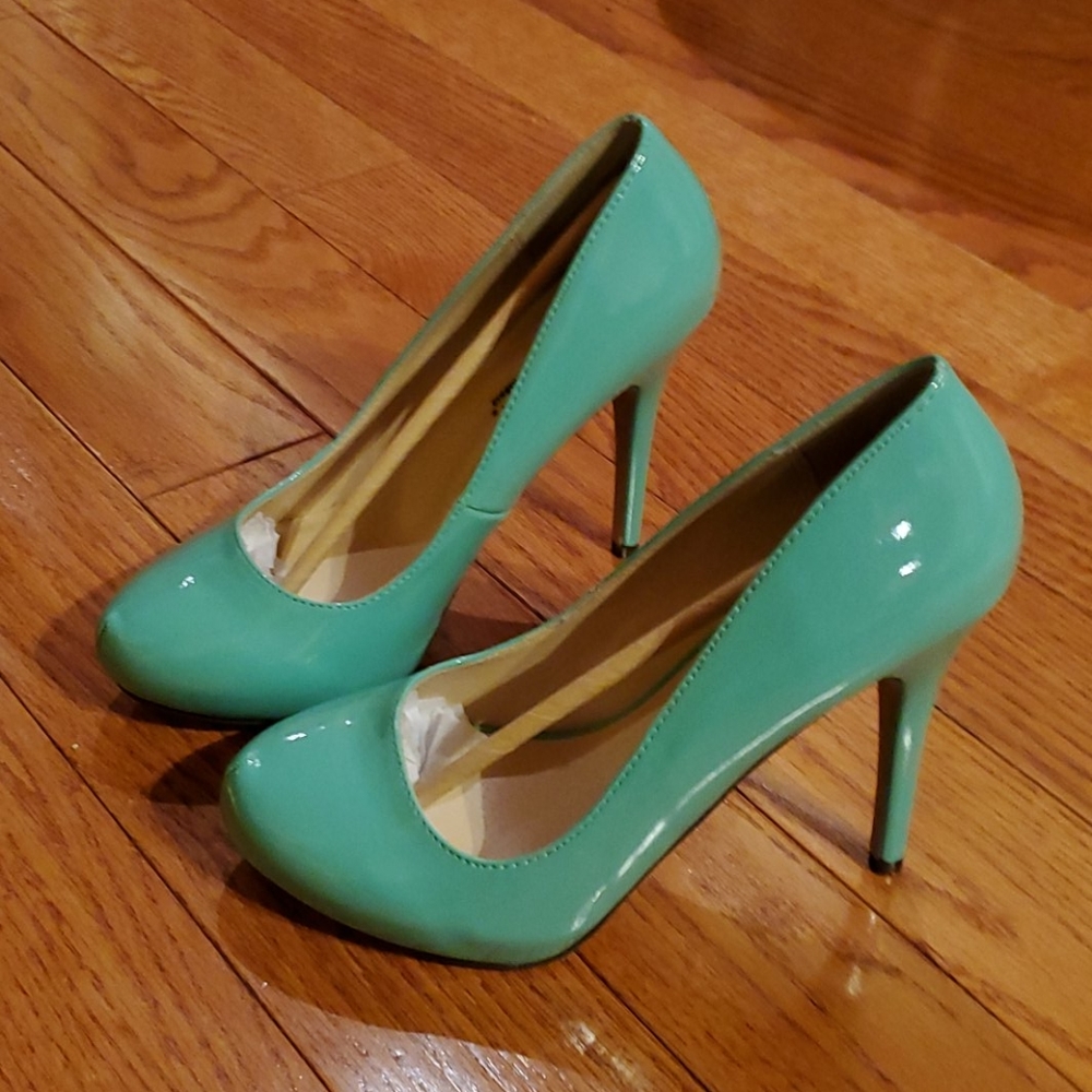 Tiffany Blue NEVER WORN M by Michael Antonio Pumps